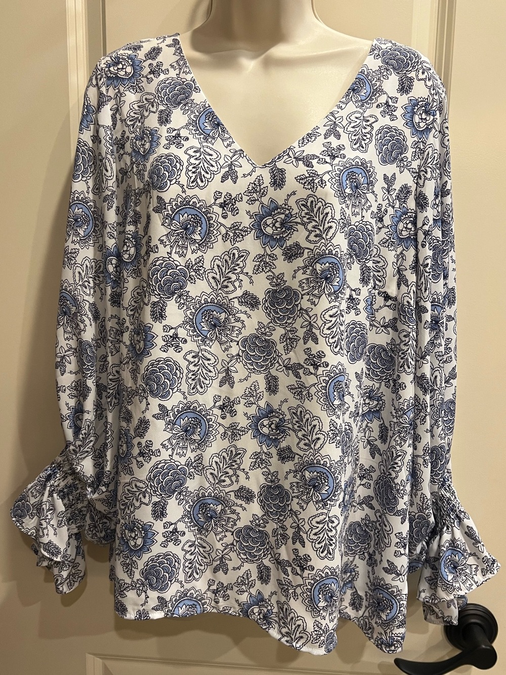 Vince Camuto Womens Blouse Size M Blue White Floral V-Neck Ruffle Long Sleeve